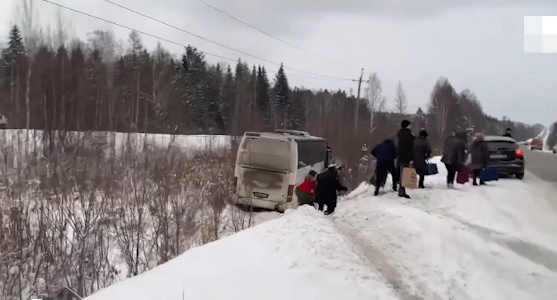 Недалеко от Тагила пассажирский автобус вылетел в кювет | 04.01.2022 |  Качканар - БезФормата